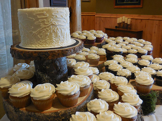 August 2015 Wedding, featuring rose swirl cupcakes and a Central Oregon Skyline Filligree Wedding Cake. 